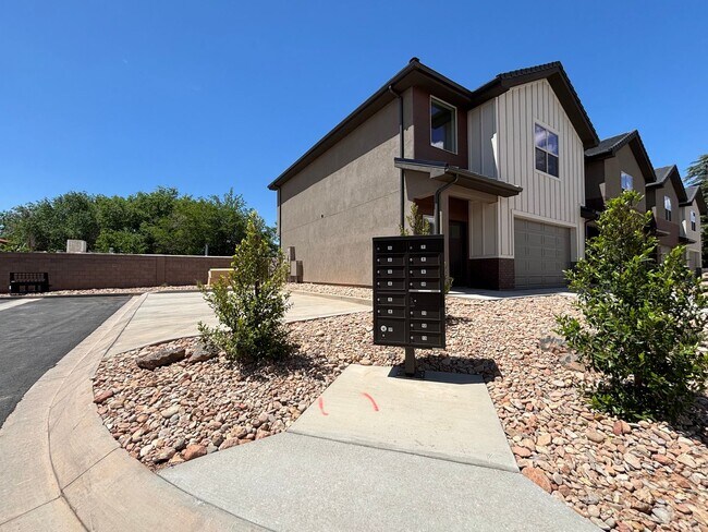 Building Photo - HURRICANE TOWNHOME FOR RENT!