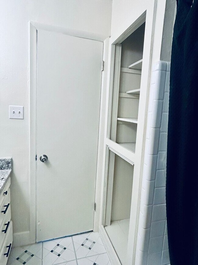 Building Photo - Updated 3 bedroom home in great location!