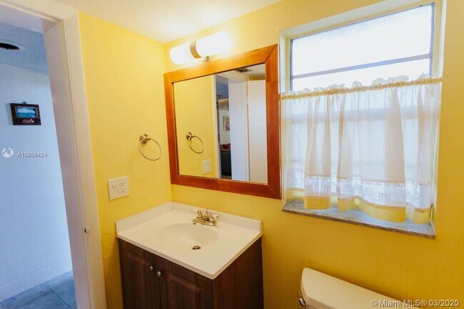 Building Photo - 300 NE 26th Ave