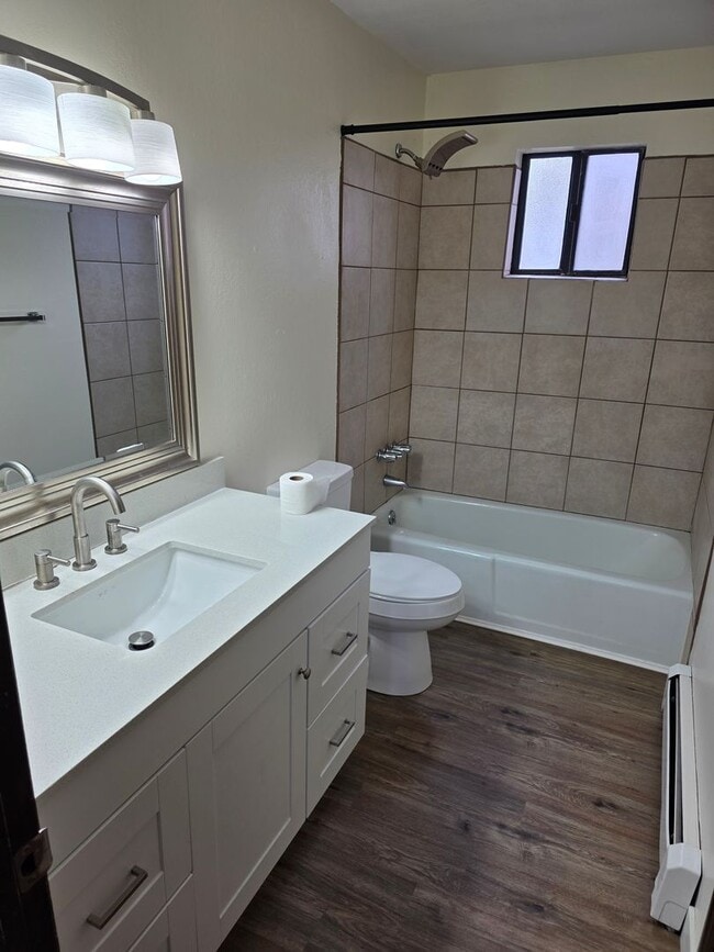 Building Photo - Remodeled 2 Bedroom, 1 Bathroom Apartment- Close to shopping!