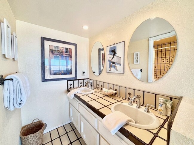 Building Photo - 3949 Ocean Dr