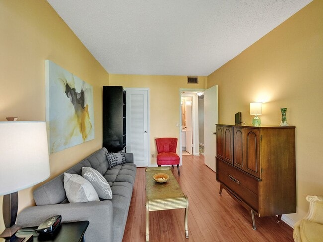 Building Photo - Beautiful fully furnished 2 bedroom 1.5 bath.