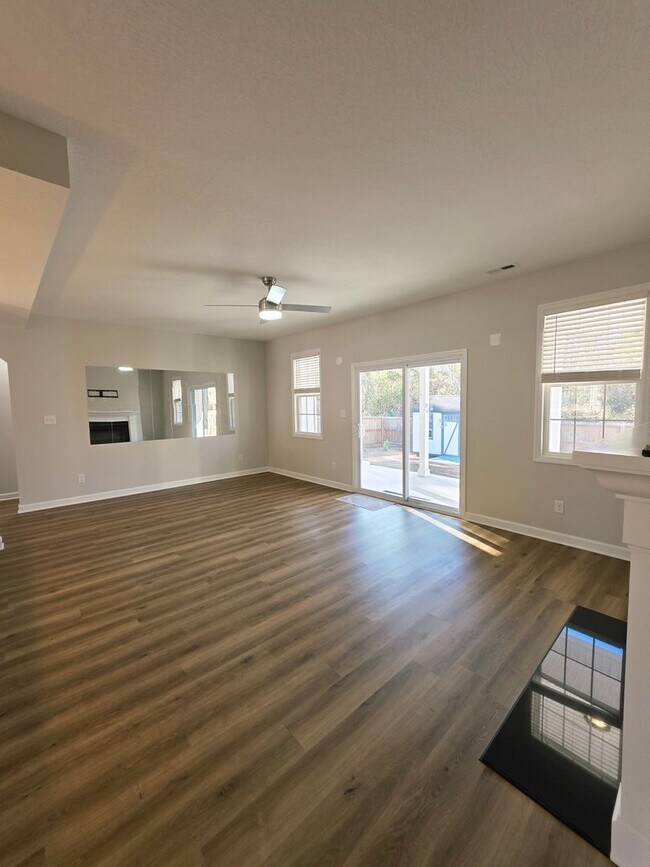 Building Photo - 4 Bedroom #3 Bath Towne Pointe