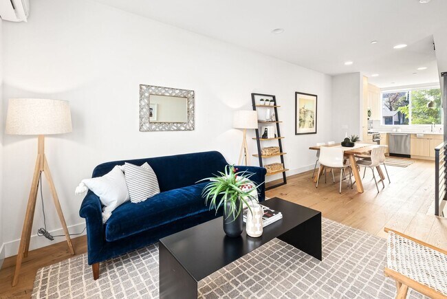Building Photo - Wallingford Townhome
