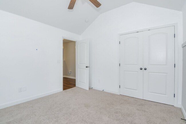 Building Photo - Beautiful 4 Bedroom in Great Neighborhood!