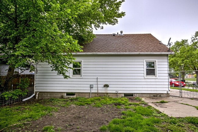 Building Photo - 4 Bedroom Home