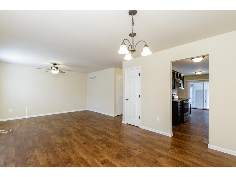 Building Photo - 810 Waler Dr