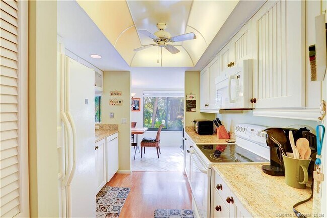 Building Photo - 233 NE Edgewater Dr