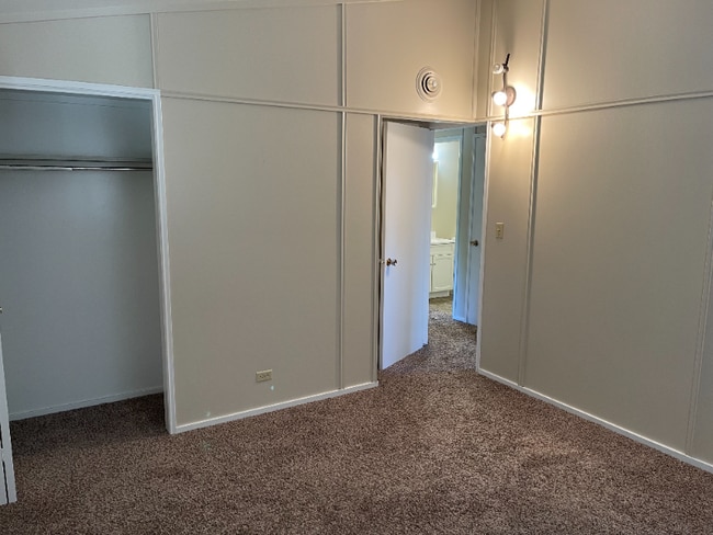 Building Photo - 245 Country Club Dr