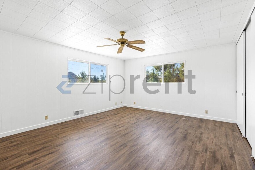Building Photo - Unit