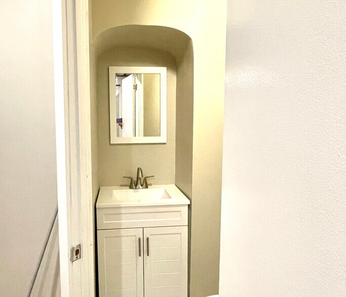 half bath - 4680 Umbria St