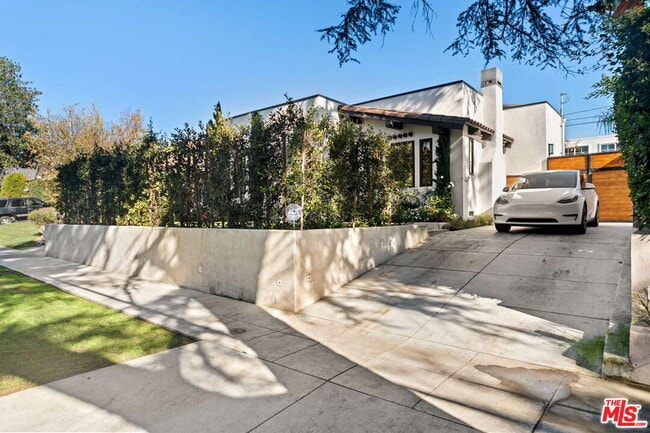 Building Photo - 358 N Bronson Ave