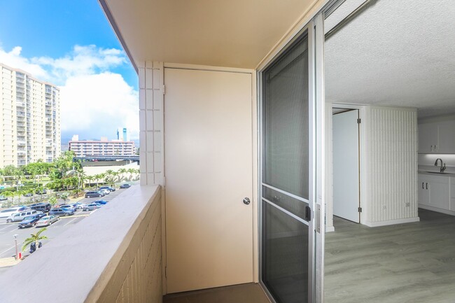 Building Photo - Sunset Lakeview - Fully renovated 3 bedroom, 2 bath on lower floor comes with tandem parking for ...