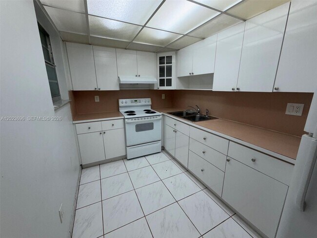 Building Photo - 9150 Fontainebleau Blvd