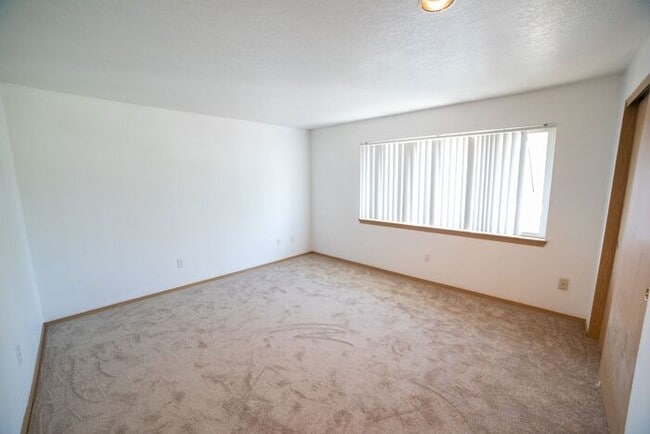 Building Photo - Townhome with Fresh Updates!!