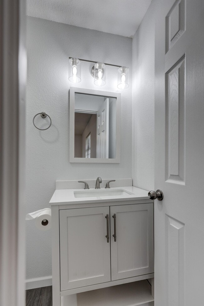 Building Photo - 2716 S Vermont Ave.