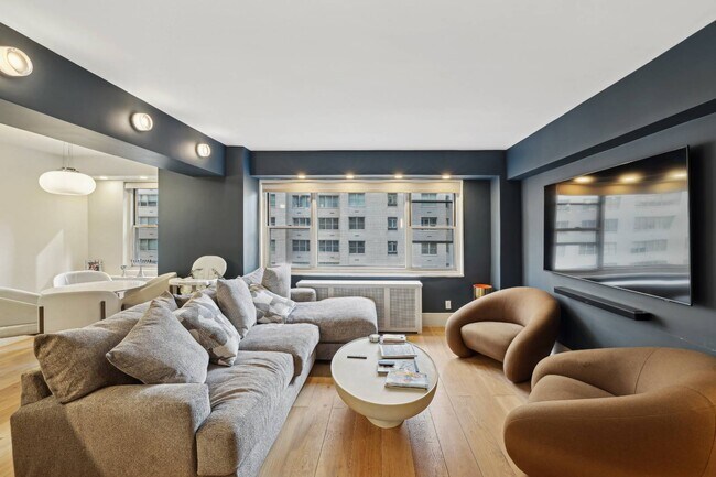 Primary Photo - 100 W 57th St