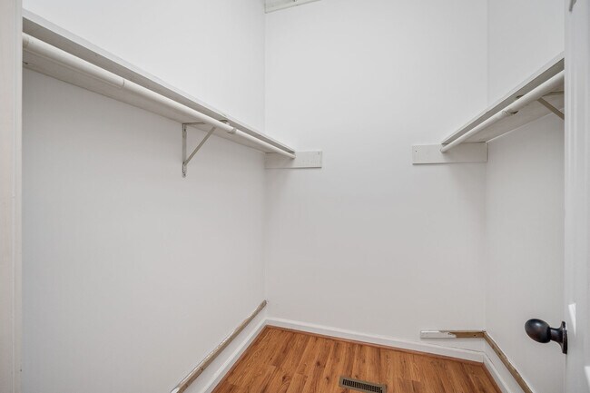 Building Photo - 378 Hermitage Ave