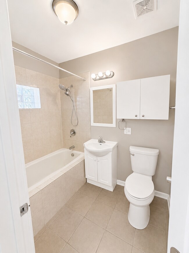 Building Photo - Sunny Top-Floor 3BR/2BA in West Ridge with Parking and Water Included