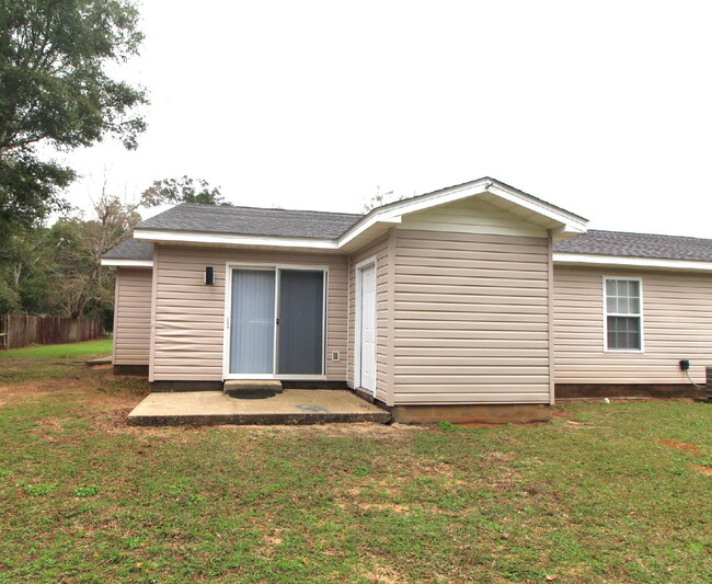 Building Photo - Updated 2BR/2BA in West Pensacola – New Ca...