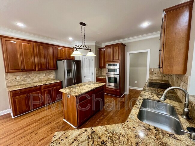 Building Photo - 4432 Shannamara Dr