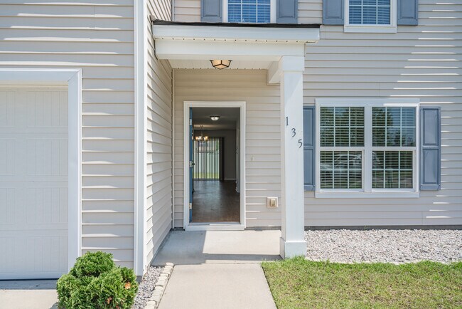 Building Photo - 135 Davila St