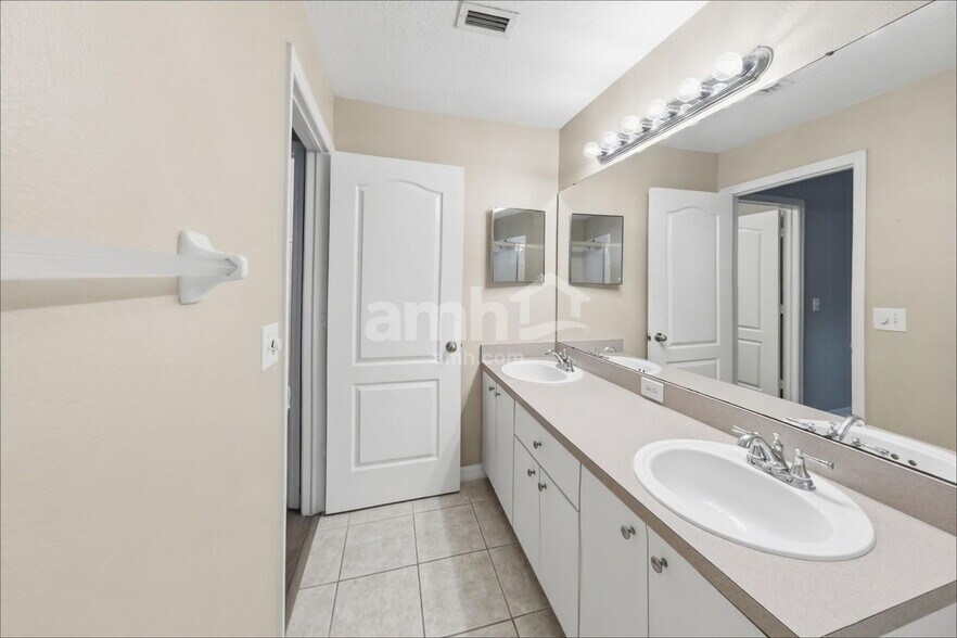 Building Photo - 24540 Laurel Ridge Dr
