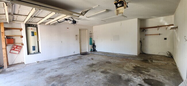 Building Photo - 704 Manor Dr