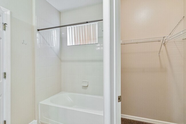 Building Photo - Beautiful 2/2.5 Townhome W/ 1 Car Garage L...