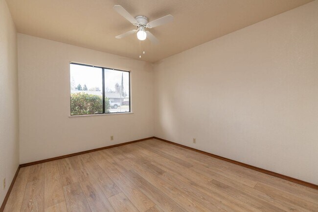 Building Photo - 3-bedroom, 2-bathroom home in great neighborhood!