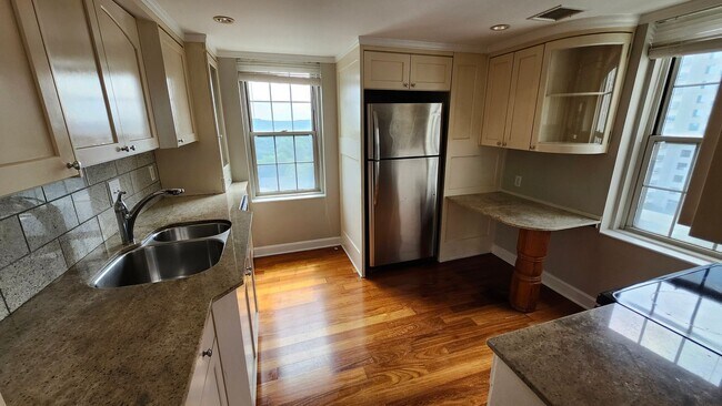 Building Photo - Spacious Midtown Condo with 2 Bedrooms, 2 Balconies & Internet Included!