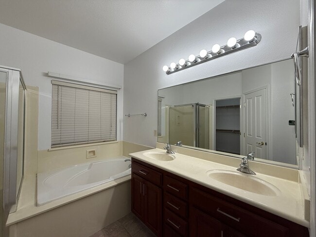 Building Photo - Delightfully Spacious Home!