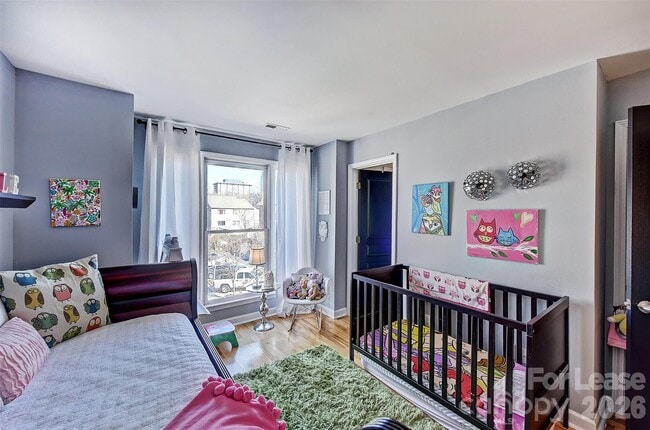 Building Photo - 343 W 7th St