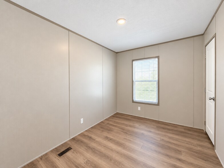 Building Photo - 104 Pine Cone Dr