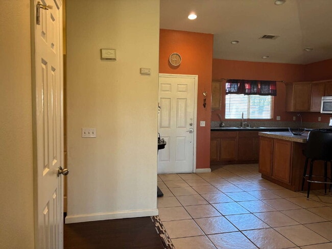 Building Photo - 2 Bedrooms / 2 Bathrooms Condo for Ren,  F...