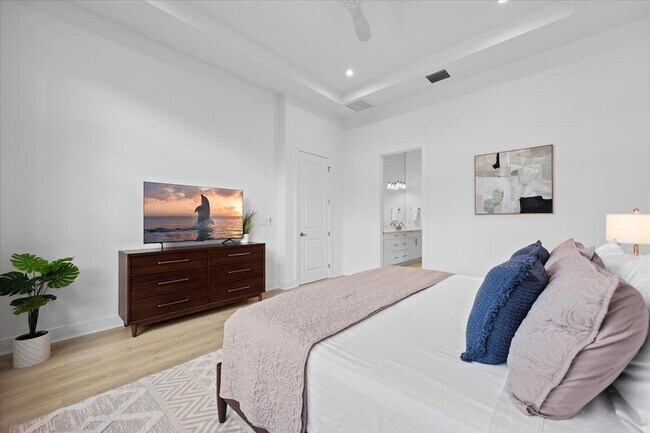 Building Photo - 13621 Le Christine Dr