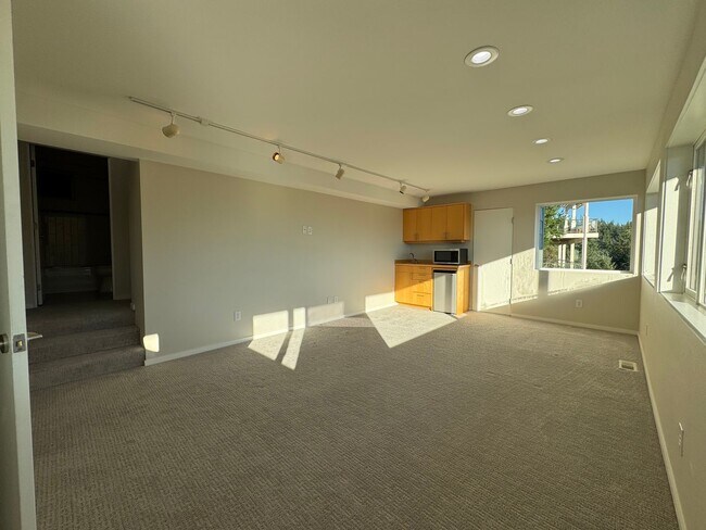 Building Photo - Breathtaking views of Chuckanut Bay!!