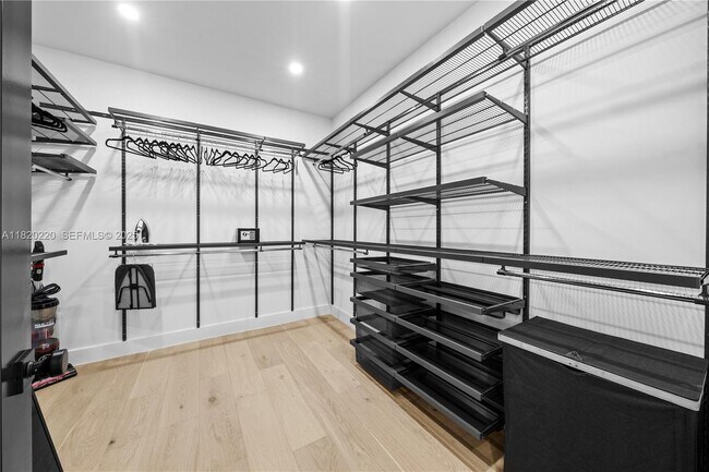 Building Photo - 550 NW 42nd St