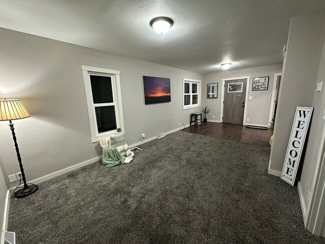 Building Photo - Remodeled 3 bed, 1 bath home for rent.