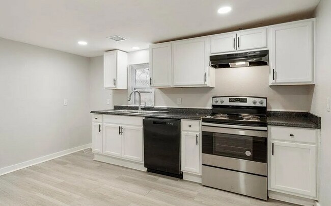Building Photo - Charming 2 Bedroom Home on a Large Private Lot!