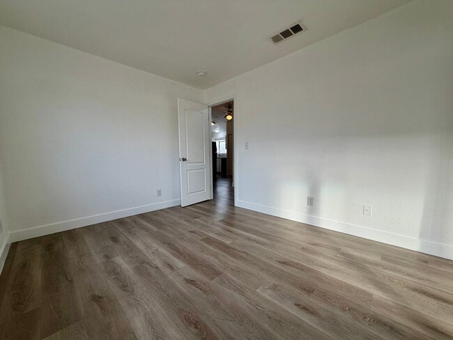 Building Photo - Light and Bright Henderson condo