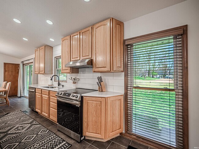 Building Photo - 6166 River Bluff Dr