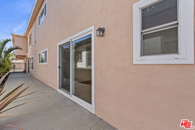 Building Photo - 469 W 19th St