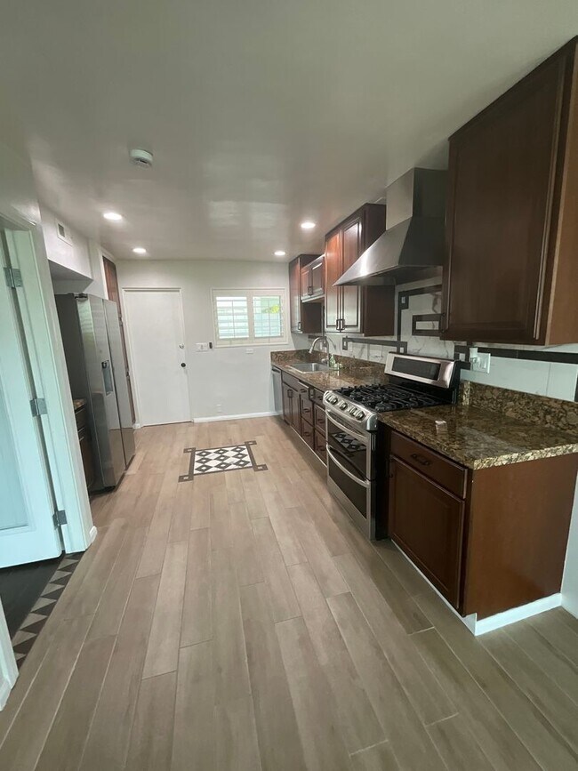 Building Photo - Great location in Rancho Mirage