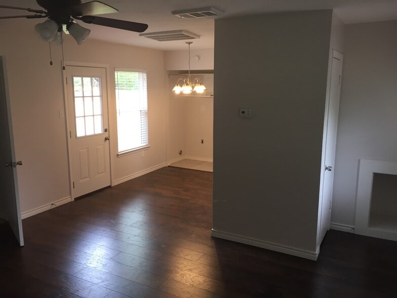 Open concept, living/dining area - 920 Lazy Creek Ln