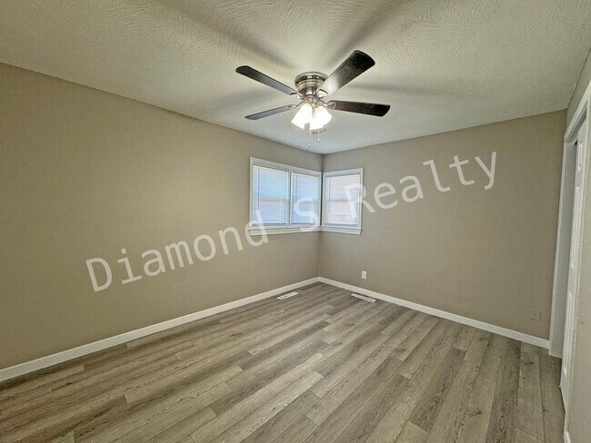 Building Photo - Updated and Located near Mercy Hospital!  ...