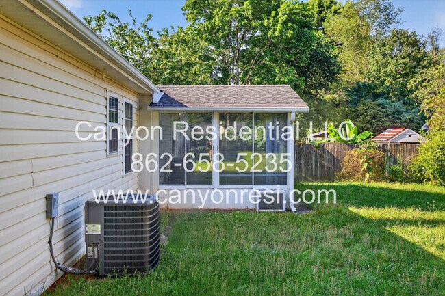 Building Photo - 2035 Ardmore Village Ln