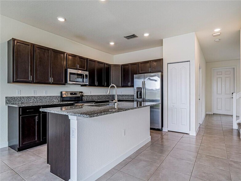 Building Photo - 10092 W Villa Cir