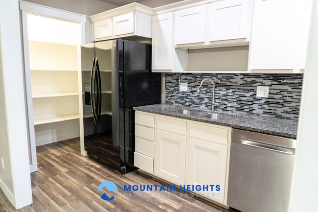 Building Photo - 858 Cecina Ct