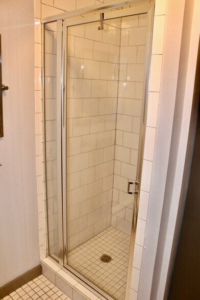 Building Photo - 842 Park Ave